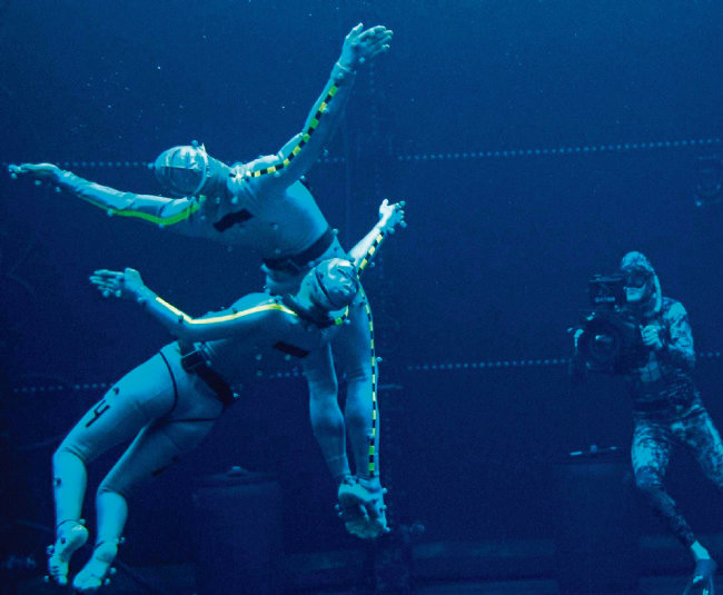 거대한 물탱크에서 수중 모션 캡처를 진행하는 ‘아바타2’ 촬영 장면. [월트 디즈니 컴퍼니 제공 ]