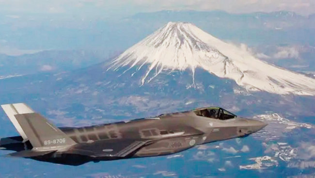 일본 항공우주자위대 소속 F-35A 스텔스 전투기가 후지산 인근을 비행하고 있다. [JASDF]