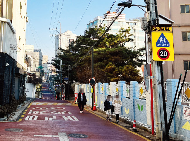 2022년 12월 27일 어린이 2명이
서울 강남구 언북초 후문 쪽 보차혼용도로를 걸어가고 있다. [이슬아 기자]