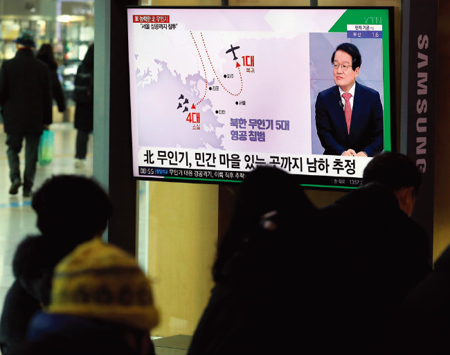 2022년 12월 27일 서울 중구 서울역 대합실에서 시민들이 북한 무인기의 영공 침범 관련 뉴스를 시청하고 있다. [뉴시스]