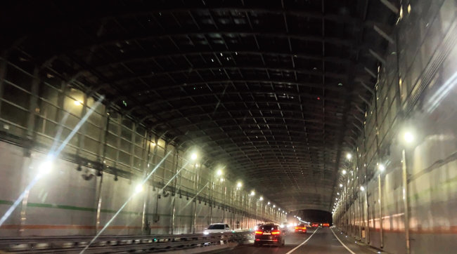1월 2일 서울 서초구 염곡동서지하차도 방음터널 구간을 차량들이 주행하고 있다. [이슬아 기자]