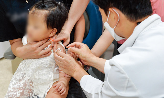 2021년 9월 한 아이가 소아청소년과 의원에서 독감 예방접종을 하고 있다. [뉴스1]