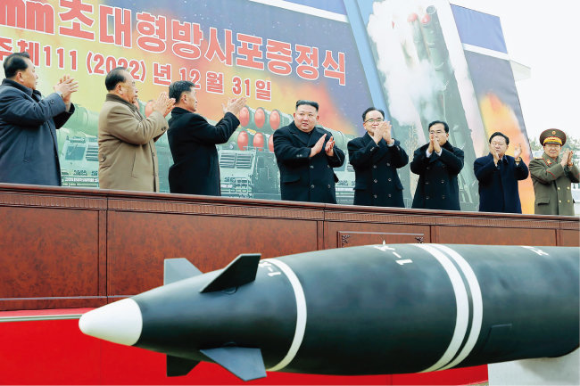 지난해 12월 31일 김정은 북한 국무위원장(가운데)이 참석한 가운데 600㎜ 초대형 방사포 증정식이 열렸다. [뉴시스]