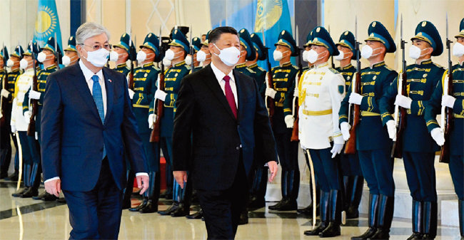 시진핑 중국 국가주석(오른쪽)이 지난해 9월 카심-조마르트 토카예프 카자흐스탄 대통령과 함께 카자흐스탄 의장대를 사열하고 있다. [GT]