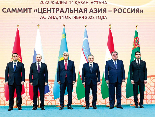 블라디미르 푸틴 러시아 대통령(왼쪽에서 두 번째)과 중앙아시아 5개국 정상이 지난해 10월 독립국가연합 정상회의에 앞서 기념촬영을 하고 있다. [카자흐스탄 대통령실]