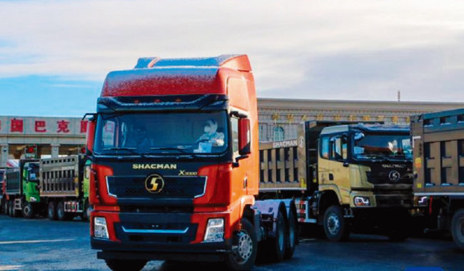 중국과 카자흐스탄 국경인 바커투 통상구에 중국 대형 트럭들이 대기하고 있다. [GT]
