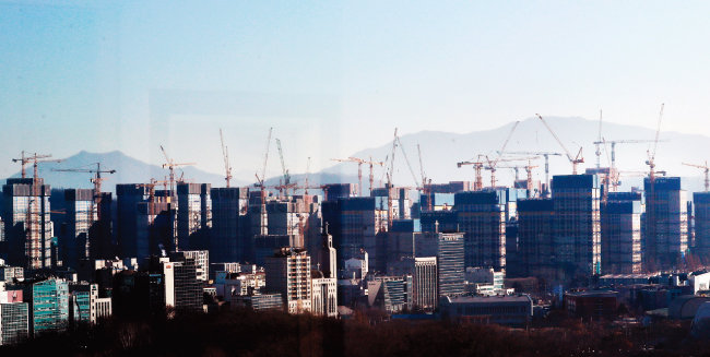 부동산시장의 바로미터로 관심이 집중된 서울 강동구 ‘올림픽파크포레온’(둔촌주공 재건축)이 1월 3일부터 일반분양 정당계약을 시작했다. [뉴스1]