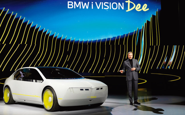 올리버 집세 BMW그룹 회장이 1월 4일(현지 시간) 국제전자제품박람회(CES) 2023 기조연설에서 콘셉트카 ‘i 비전 디(Dee)’를 공개했다. [뉴시스]