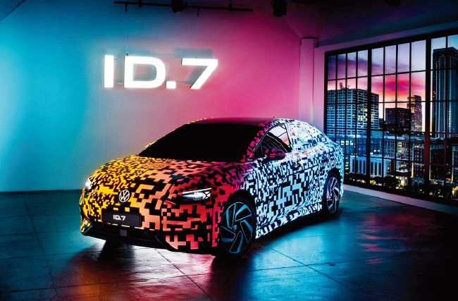 폭스바겐 전기차 ‘ID.7’. 디지털 기술로 디자인된 위장막은 차량 표면에 조명 효과를 낸다. [폭스바겐 제공]