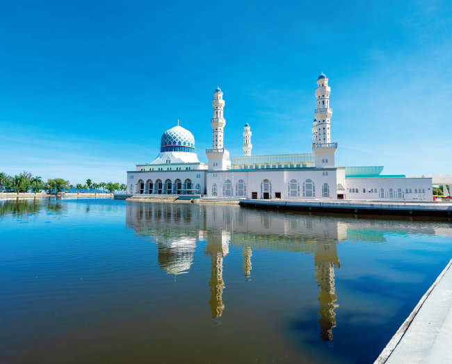 이슬람 문화를 엿볼 수 있는 말레이시아 코타키나발루의 블루모스크. [GETTYIMAGES]