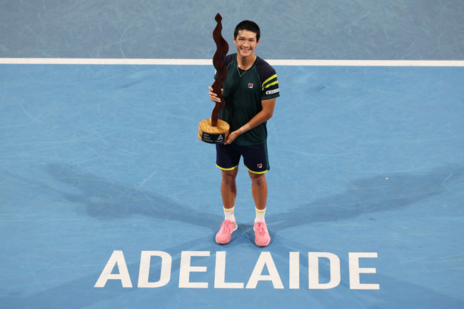한국 남자 테니스 선수 권순우가 1월 14일 호주 애들레이드 메모리얼 드라이브 테니스 센터에서 남자프로테니스(ATP) 투어 ‘2023 애들레이드 인터내셔널’ 2차 대회 우승 트로피를 들어 올리고 있다. 
 [뉴시스]