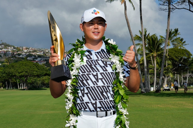 1월 16일 미국 하와이주 호놀룰루 와이알레이 골프장에서 열린 미국프로골프(PGA)투어 소니오픈에서 우승한 김시우가 챔피언 트로피를 들고 포즈를 취하고 있다. [뉴시스]