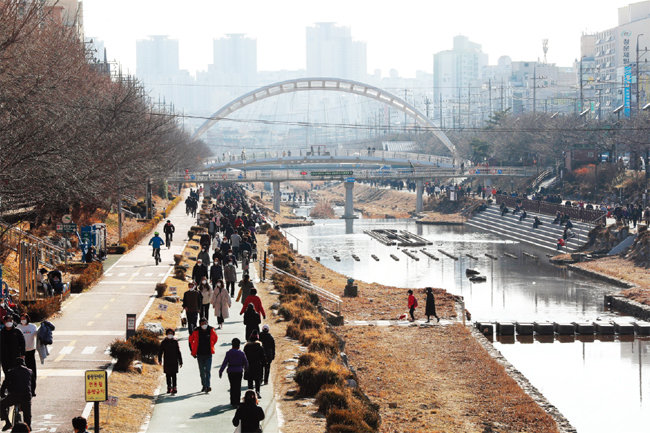 서울 은평구 불광천변에서 시민들이 산책을 즐기고 있다. 최근 서울시는 ‘2040 서울도시기본계획’에서 불광천 등한 강 지류 인근의 생활공간 활성화 방안을 발표했다. [동아DB]