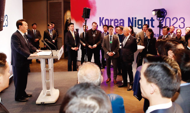 윤석열 대통령(왼쪽)이 1월 18일(현지 시간) 스위스 다보스 아메론 호텔에서 열린 ‘한국의 밤’ 행사에서 인사말을 하고 있다. [뉴시스]