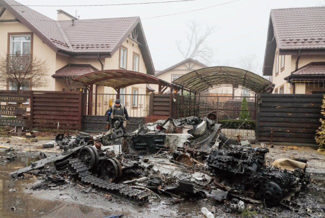 우크라이나군에 격파된 러시아군 전차.[뉴시스]