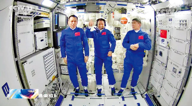 중국 우주정거장 코어 모듈 안에 있는 우주비행사들. [CCTV 캡처]