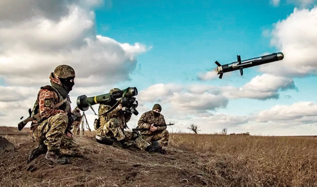 우크라이나군 병사가 미국 레이시온 테크놀로지스가 제작한 재블린 대전차 미사일을 발사하고 있다. [우크라이나 국방부]