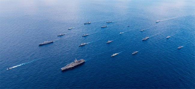 지난해 11월 주일 미 해군과 일본 해상자위대 함정들이 참여한 가운데 연례 해상 합동훈련 ‘킨소드(Keen Sword)’가 실시됐다. [미 해군 제공]