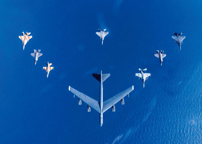 미국 B-52H 전략폭격기가 미국과 이스라엘 공군의 호위를 받으며 비행하고 있다. [CENTCOM]