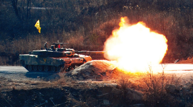 한국군 K1 전차가 105㎜ 포탄을 발사하고 있다. [뉴스1]