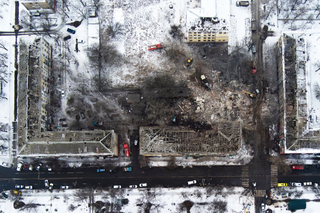 우크라이나 도네츠크주 크라마토르스크에 있는 한 아파트 단지가 2월 2일(현지 시간) 러시아군의 로켓 공격으로 파괴됐다. [뉴시스]