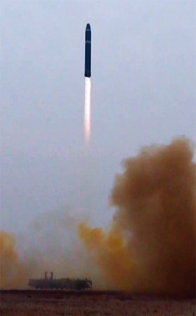 북한이 2월 18일 대륙간탄도미사일(ICBM)인 화성-15형 고각발사에 성공했다며 공개한 사진. [뉴시스]