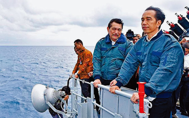 조코 위도도 인도네시아 대통령(오른쪽)이 중국과 영유권 분쟁 중인 북나투나 해역을 살펴보고 있다. [인도네시아 대통령궁]