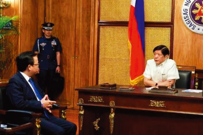 페르디난드 마르코스 주니어 필리핀 대통령(오른쪽)이 황시롄 주필리핀 중국대사에게 중국 해경선의 레이저 공격에 대해 항의하고 있다. [필리핀 대통령궁]