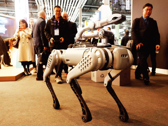 중국 유니트리 로보틱스가 개발한 사족보행 로봇개. [뉴시스]
