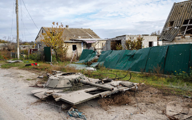 우크라이나군 공격에 파괴된 러시아군 전차 잔해. [뉴시스]