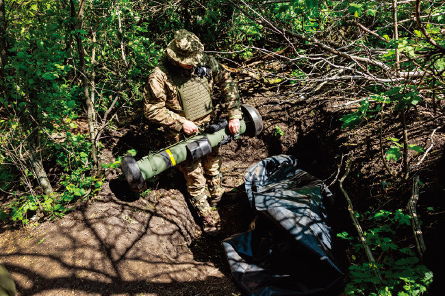 대전차 무기 ‘재블린’을 소지한 우크라이나군 병사. [GETTYIMAGES]