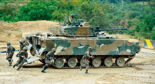 K-21 보병전투장갑차에서 한국군 장병들이 하차하고 있다. [뉴시스]