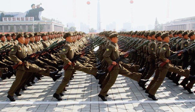 북한군 열병식에서 대전차 무기를 든 병력이 행진하고 있다. [뉴시스]