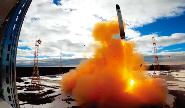 러시아군이 지난해 4월 세계 최강 대륙간탄도미사일(ICBM) 사르마트를 시험발사하고 있다. [러시아 국방부]
