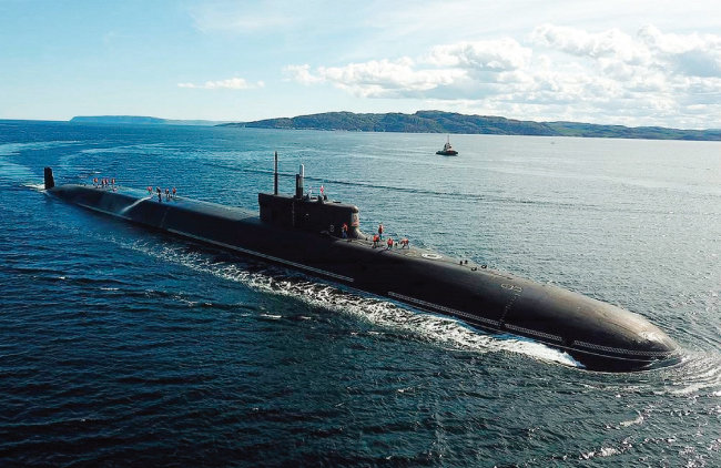러시아 보레이-A급 전략핵잠수함인 블라디미르 대공함이 출항하고 있다. [러시아 해군]