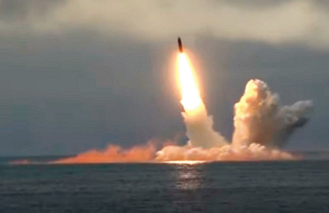 러시아 보레이-A급 전략핵잠수함이 불라바 미사일을 시험발사하고 있다. [러시아 국방부]