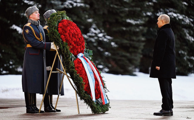 블라디미르 푸틴 러시아 대통령(오른쪽)이 2월 23일 ‘조국 수호자의 날’에 무명용사의 묘를 찾았다. [크렘린궁]