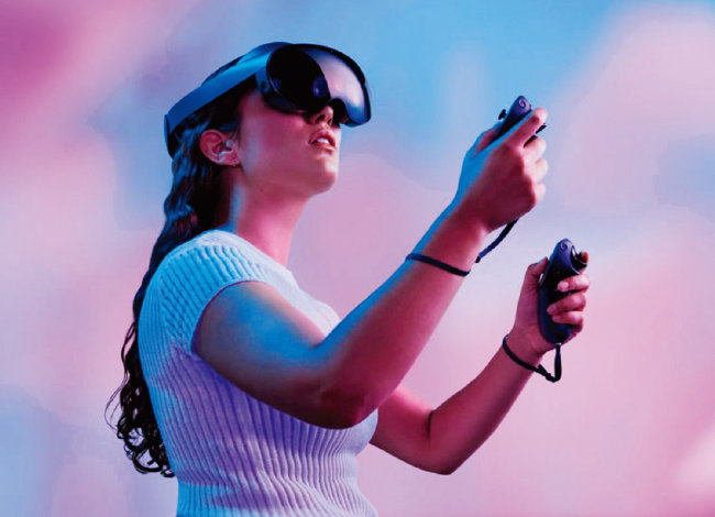 메타의 가상현실(VR) 기기 ‘메타 퀘스트 프로’를 사용하는 체험자. [메타 제공]
