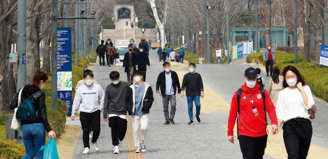서울 서대문구 연세대 교정을 학생들이 거닐고 있다. [뉴스1]