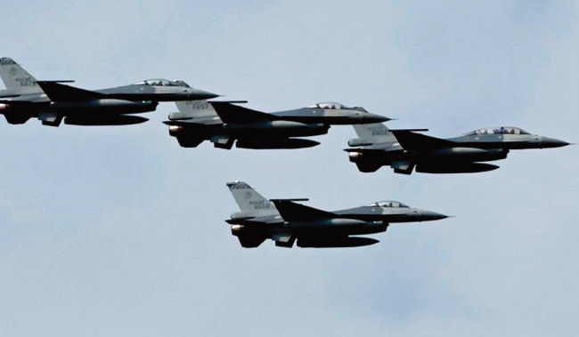 대만 공군의 F-16V 전투기 편대가 자국 방공식별구역을 초계비행하고 있다. [대만 국방부]