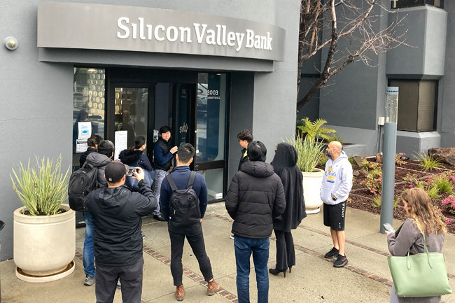 3월 10일(현지 시간) 미국 캘리포니아주 샌타클래라에 있는 실리콘밸리은행(SVB) 본사 건물 앞에 예금주 등으로 보이는 사람들이 몰려 있다. [뉴시스]