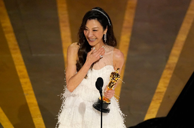 중국계 이민자 가정의 엄마 역할로 아카데미 여우주연상을 수상한 양쯔충. [AP뉴시스]