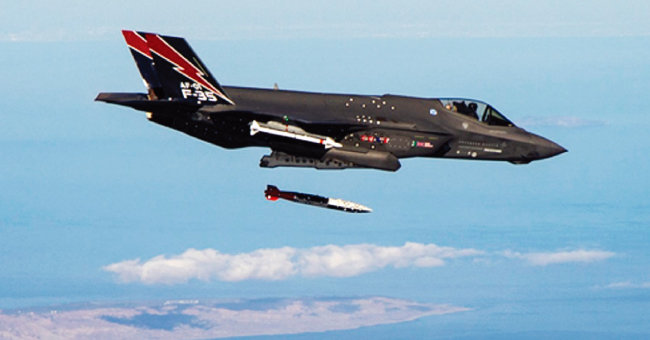 미 공군 F-35A 스텔스 전투기가 
B61-12 개량형 전술핵폭탄을 시험투하하고 있다. [미국 공군]