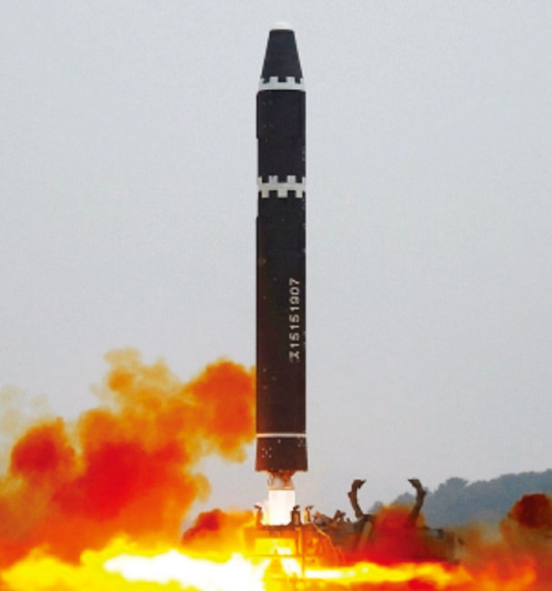북한이 2월 28일 대륙간탄도미사일(ICBM) 화성-15형을 시험발사하고 있다. [KCNA]