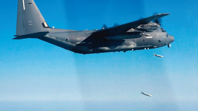 한미 연합특수작전훈련 ‘티크 나이프’에 투입된 특수전 항공기 AC-130J가 정밀유도무기를 투하하고 있다. [합동참모본부 제공]