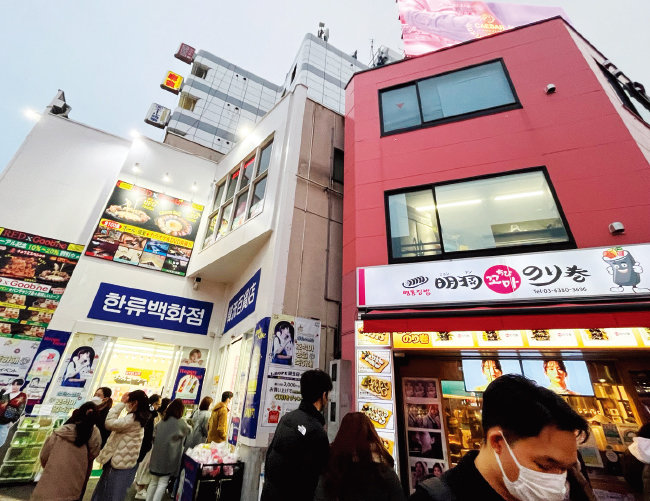 신한류의 성지로 불리는 도쿄 신오쿠부 거리는 서울 명동이나 홍대 앞 거리를 연상케 할 정도로 한국 음식점과 가게들이 성업 중이다. [도쿄=허문명 기자]
