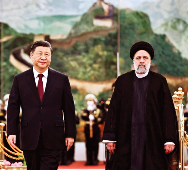 시진핑 중국 국가주석(왼쪽)이 2월 에브라힘 라이시 이란 대통령과 함께 중국 의장대를 사열하고 있다. [중국 외교부]
