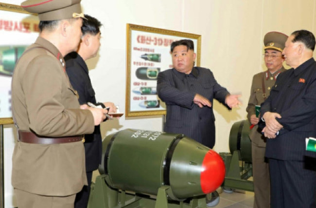 북한 노동당 기관지 ‘노동신문’은 김정은 국무위원장이 3월 27일 ‘핵무기 병기화 사업’을 지도했다고 28일 보도했다. [뉴스1]