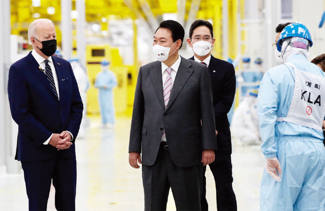 지난해 5월 20일 조 바이든 미국 대통령과 윤석열 대통령, 이재용 삼성전자 회장(왼쪽부터)이 경기 평택 삼성전자 반도체 공장을 방문했다. [뉴스1]