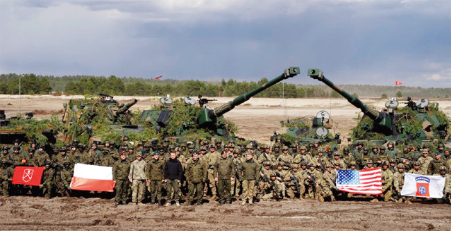 미군 공수부대와 폴란드 기갑부대가 연합 군사훈련을 마친 후 기념 촬영을 하고 있다. [폴란드 국방부]